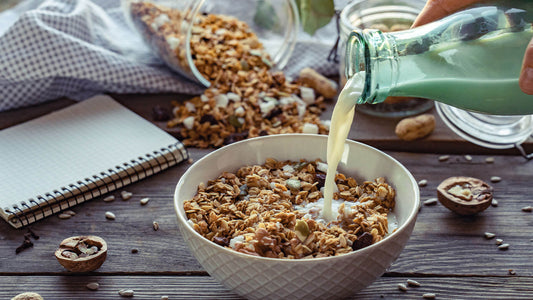 Ciotola di granola al tavolo della colazione