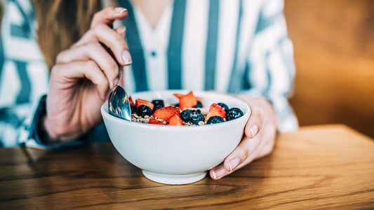 Donna che mangia porridge sano