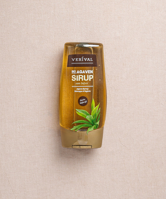 Eine Agavensirup-Flasche von Verival Bio mit goldenem Verschluss. Dieses pflanzliche Süßungsmittel stammt aus biologischem Anbau.
