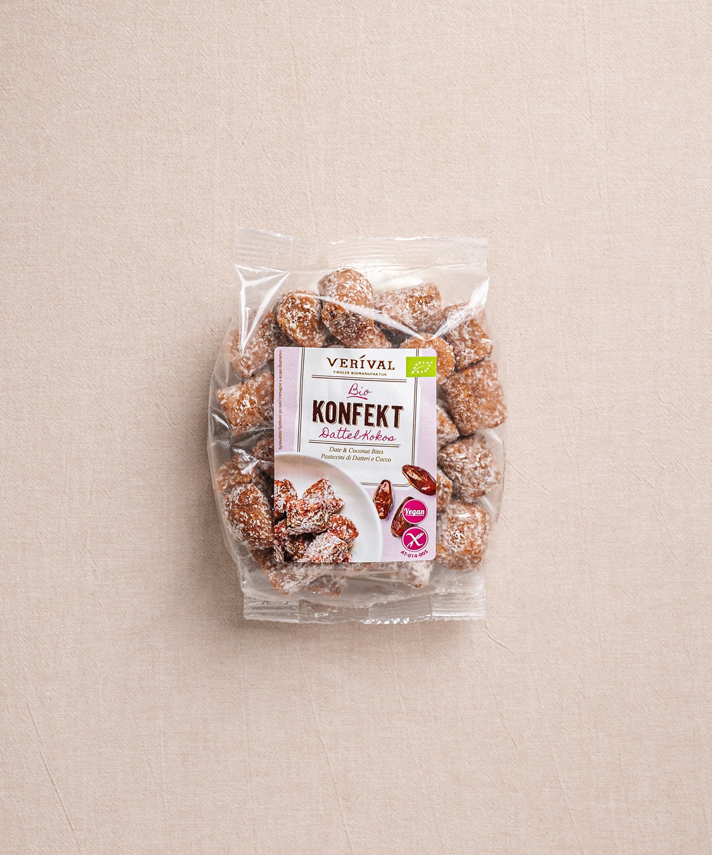 Die Verpackung des Dattel-Kokos Konfekts von Verival Bio hebt den veganen Snack mit sichtbaren Dattel- und Kokosstücken auf heller Oberfläche hervor.