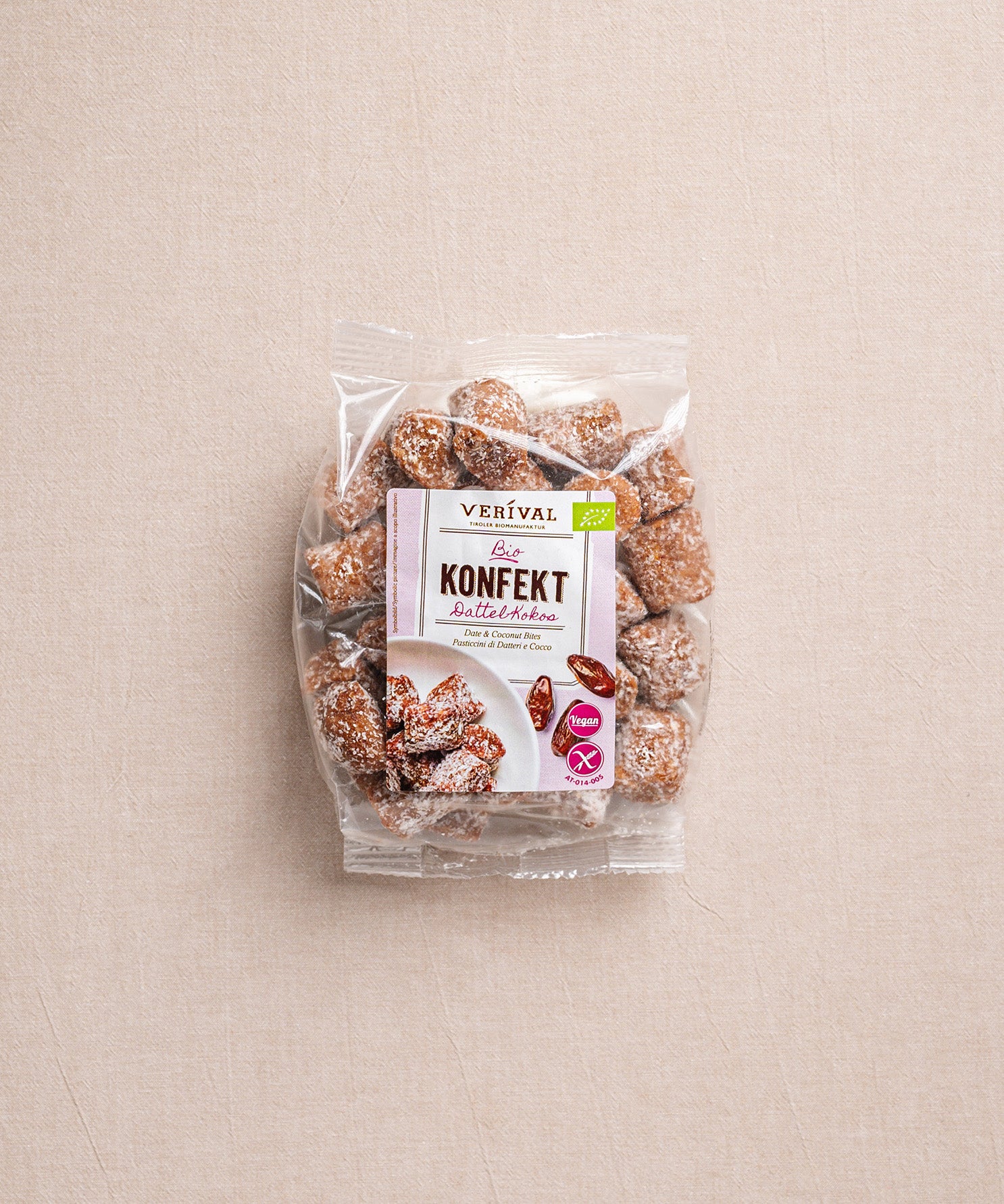 Die Verpackung des Dattel-Kokos Konfekts von Verival Bio hebt den veganen Snack mit sichtbaren Dattel- und Kokosstücken auf heller Oberfläche hervor.