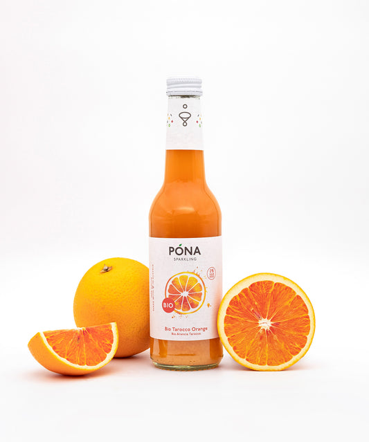 Eine Flasche PONA Tarocco Orange steht zentriert vor einem weißen Hintergrund, mit einer ganzen Orange auf der linken Seite und einer aufgeschnittenen Orange mit leuchtend orangerotem Fruchtfleisch auf der rechten Seite.