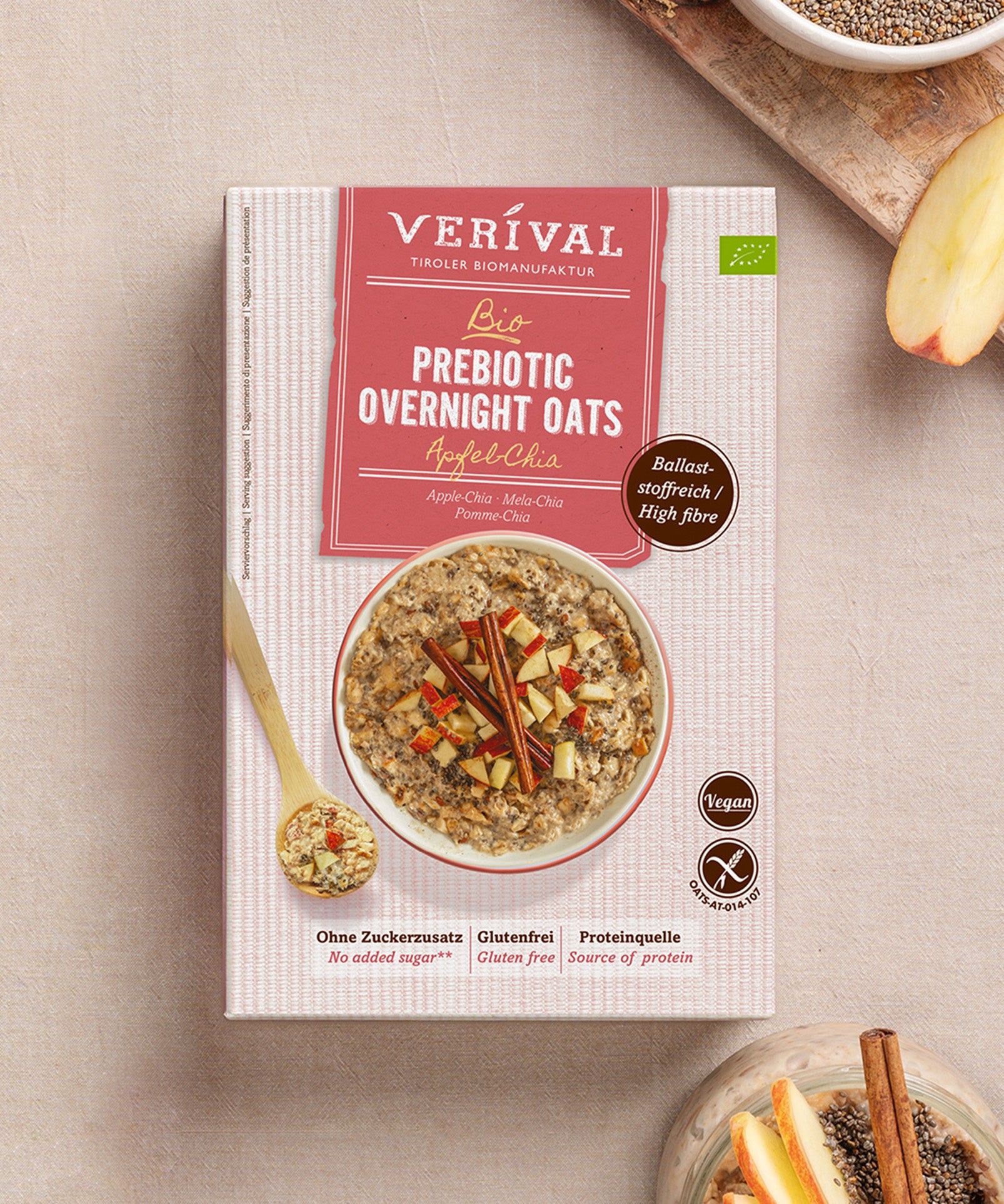 Eine Packung der Prebiotic Overnight Oats Apfel-Chia von Verival Bio auf neutralem Hintergrund. Die Verpackung zeigt Haferflocken in einer Schüssel mit Apfelscheiben und einem Löffel und weist darauf hin, dass das Produkt vegan, ballaststoffreich und glutenfrei ist.