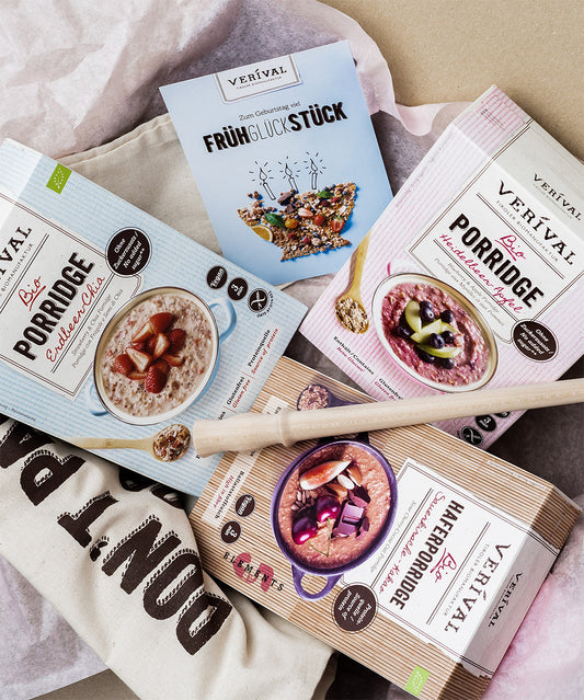 Das Verival Bio Set „Porridge Lover“ beinhaltet verschiedene vegane Porridge-Sorten ergänzt um einen Porridge-Rührstab aus Holz. Eine Baumwoll-Tragtasche und ein Infoheft mit dem Titel „Frühstück“ sind ebenfalls im Lieferumfang enthalten.