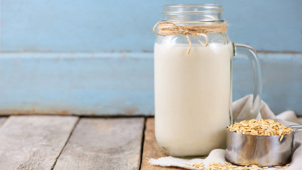 Di base l'Overnight Oat è composto da due ingredienti: fiocchi d'avena e latte (o acqua).