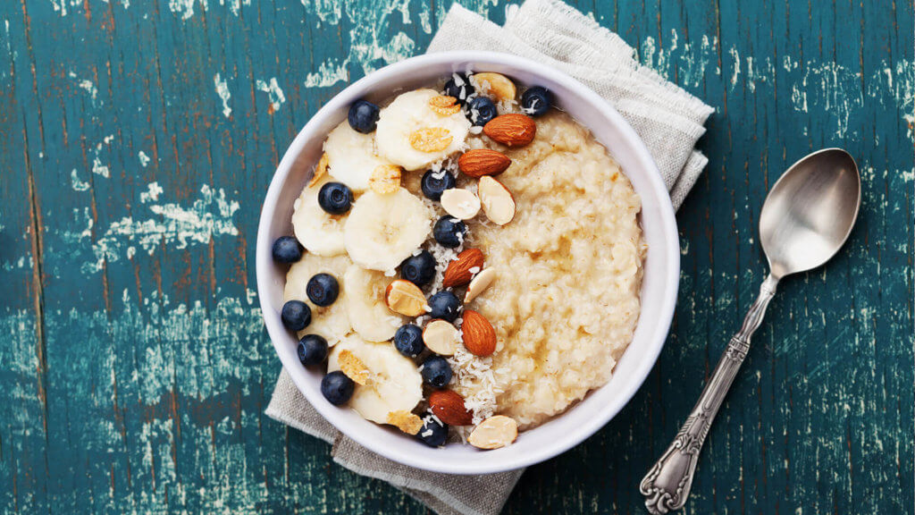Porridge di farina d'avena con acidi grassi insaturi importanti e sani