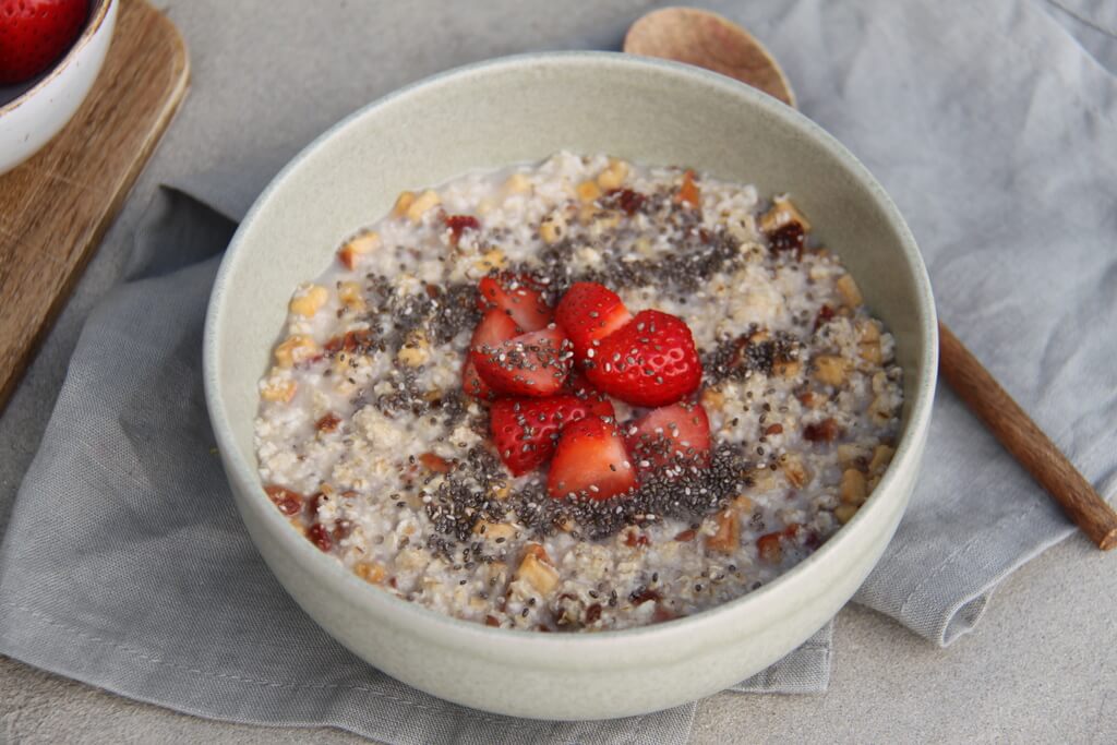 Porridge di fragola e chia  con spezie