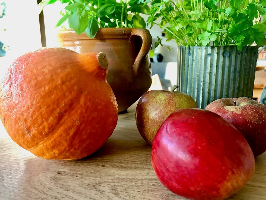 Zucche e mele sono di alta stagione in autunno.