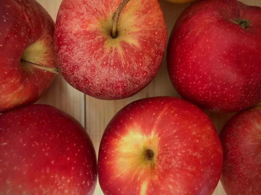 Le mele come varietà di frutta regionale sono disponibili quasi tutto l'anno.