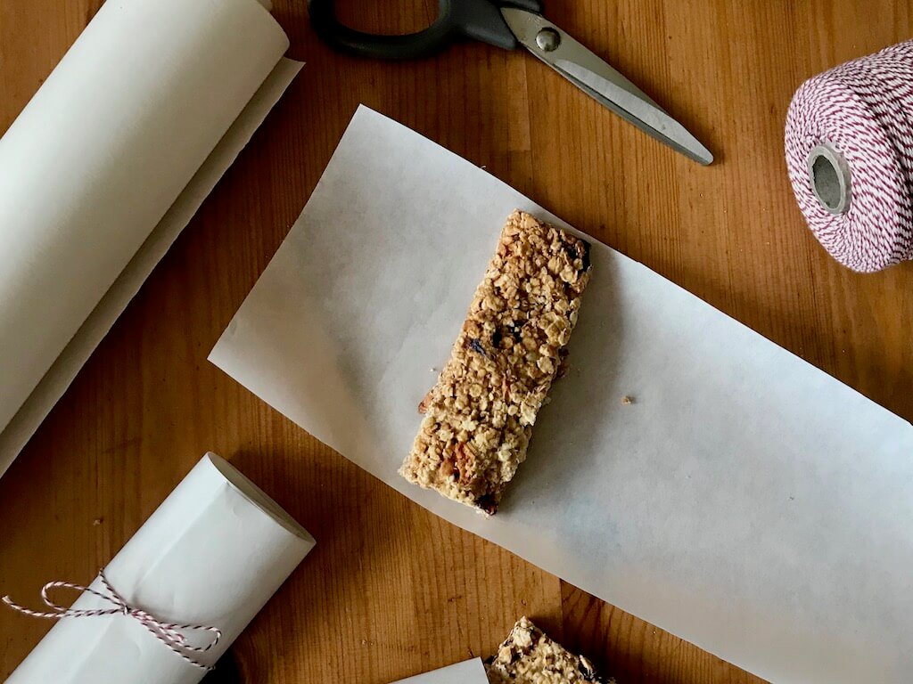 Ricetta barrette di cereali di ciliegia e mirtillo rosso fatte in casa vegane e senza zucchero