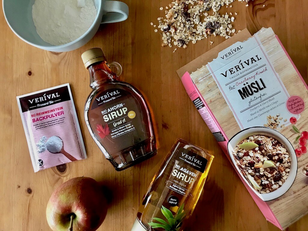 Ingredienti per barrette vegane e senza zucchero di cereali di ciliegie e mirtilli rossi