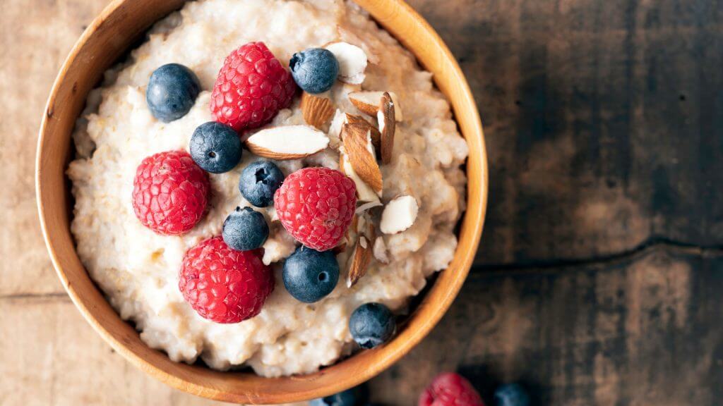 Porridge ai frutti di bosco e cannella o cacao