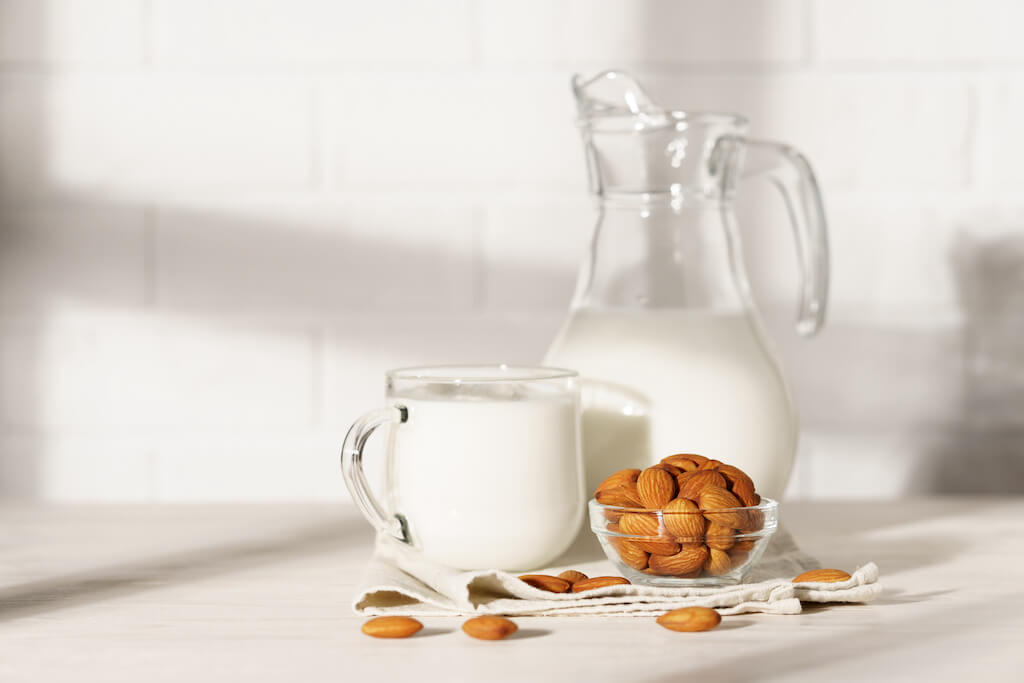 Latte di mandorla sano