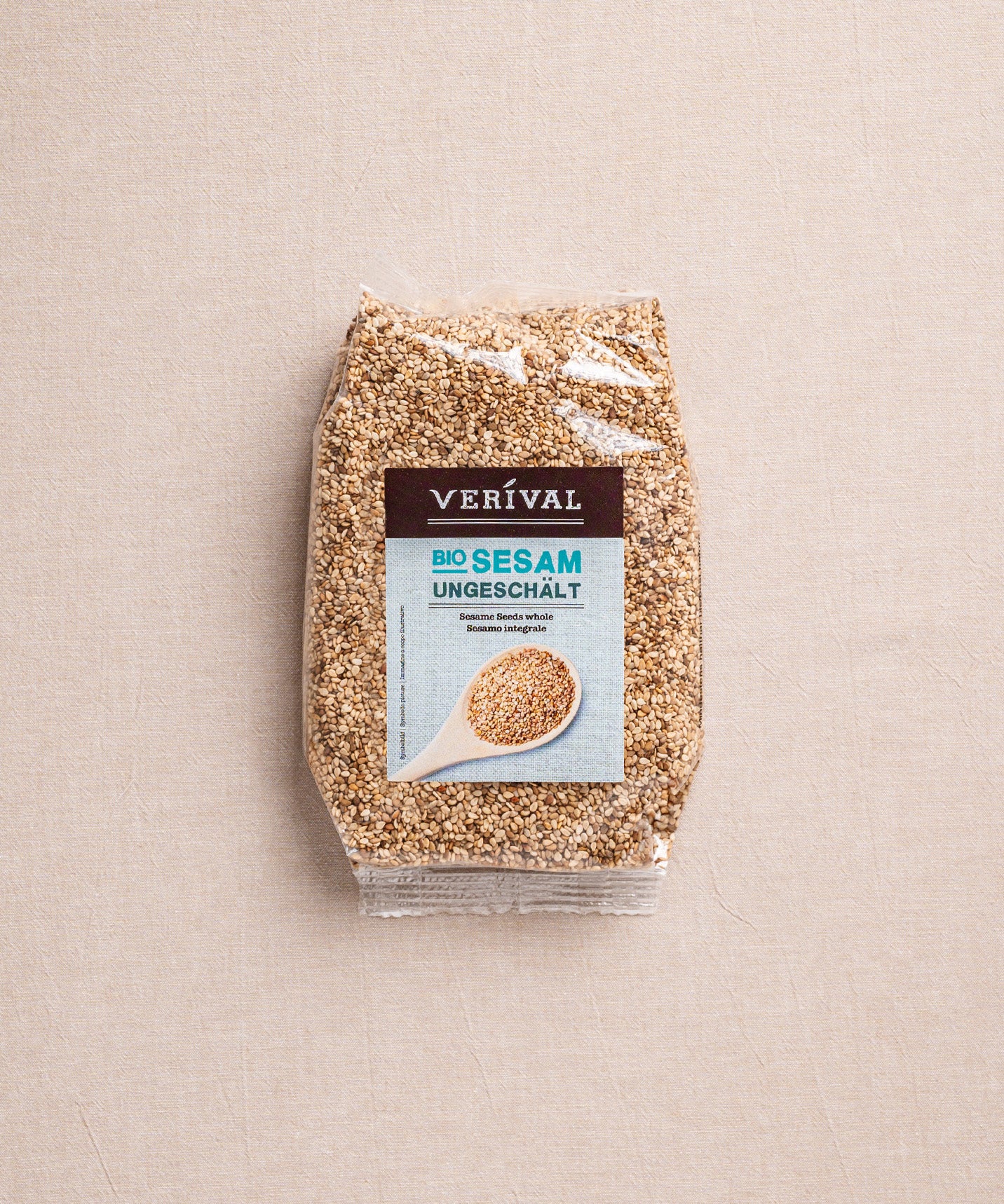 Auf neutralem Hintergrund ist eine Packung Sesam ungeschält, einem proteinreichen Bio-Produkt von Verival Bio abgebildet.