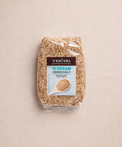 Auf neutralem Hintergrund ist eine Packung Sesam ungeschält, einem proteinreichen Bio-Produkt von Verival Bio abgebildet.