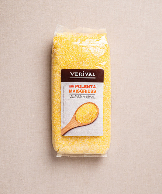 Eine Packung Maisgrieß-Polenta von Verival Bio. Das Etikett zeigt einen mit Polenta gefüllten Holzlöffel.
