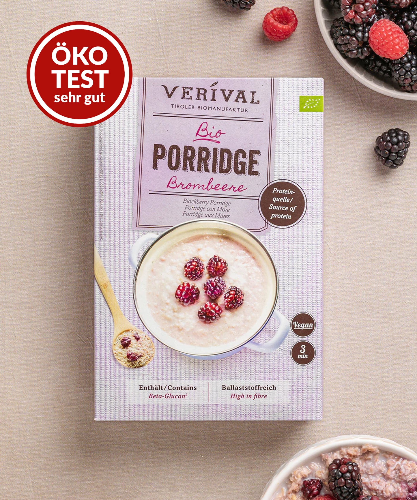 Eine Dose Verival Bio GmbH Bio Brombeer Porridge, mit Brombeer-Topping Porridge auf der Packung und einem roten ÖKO TEST sehr gut Etikett oben links - perfekt für ein veganes Frühstück.
