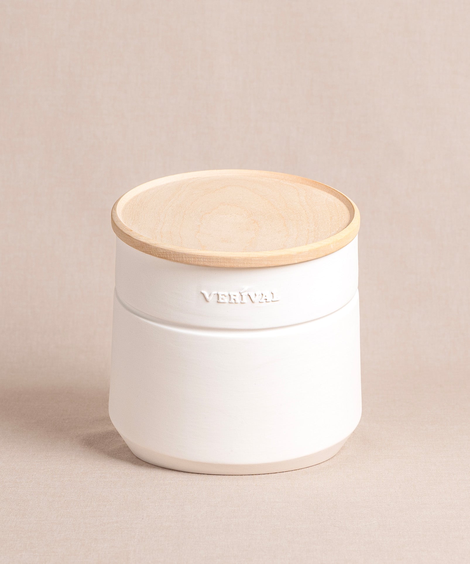 Ein weißer Porzellanbehälter mit hellem Ahornholzdeckel, und der seitlichen Prägung "Verival" – ein eleganter Frühstücksbehälter für Porridge, Granola, Müsli & Co. am Frühstücksbuffet oder am Frühstückstisch.
