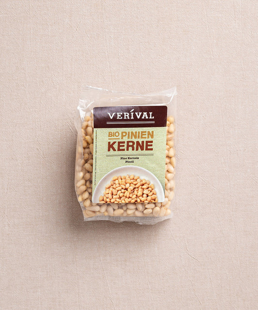 Eine Packung Pinienkerne von Verival Bio aus biologischem Anbau mit süßem Aroma vor neutralem Hintergrund.